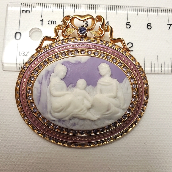 Joan Rivers - Cameo Cabochon Brooch in purple white and gold tones - Picture 5 of 5